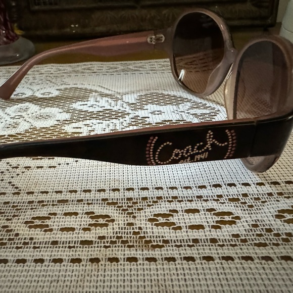 Coach 2 sunglasses with their cases - Picture 14 of 16